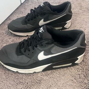 Nike Air Max 10.5  Men's Black and White